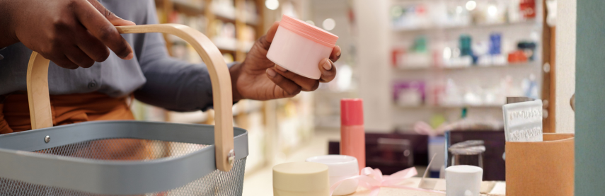 Personne mettant un article dans son panier grâce à un plan merchandising efficace conçu pour booster le panier moyen