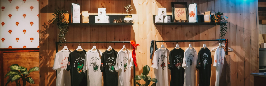 T-shirt sur cintres dans une boutique mise en avant grâce à une stratégie de plan merchandising efficace