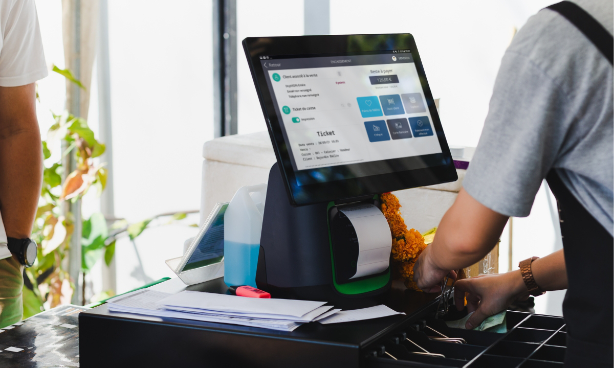 Un commerçant encaisse un client sur la caisse tactile android RoverCash
