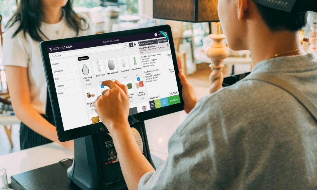 Un vendeur encaisse une client