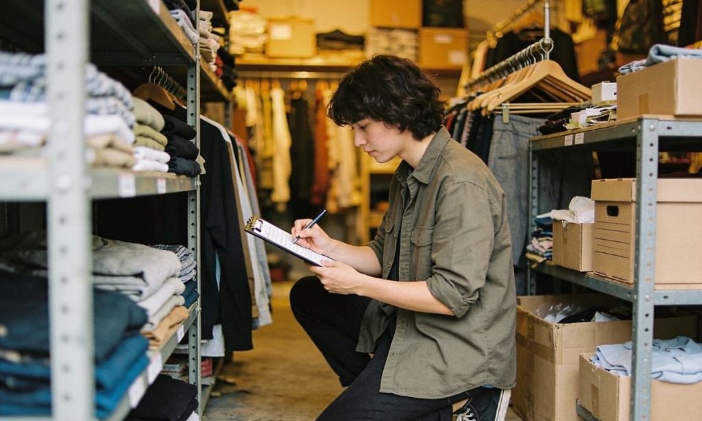 Une gérante fait l'inventaire de son magasin